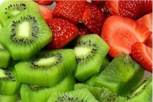 dogs eat kiwi , kiwi for dogs , kiwi benefits for dogs , kiwi risks for dogs , how to feed kiwi to dogs , dogs